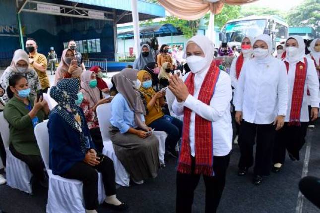 Ibu Iriana Joko Widodo dan Ibu Wury Tinjau Pelaksanaan Tes IVA di Tangerang