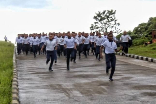Prajurit Marinir Goura Victoria Sorong Laksanakan Lari 3200 Meter