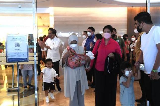Presiden Jokowi dan Ibu Iriana Jemput Cucu Kelima