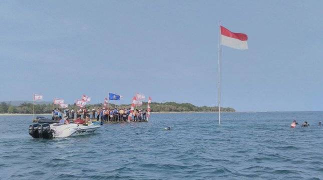 Di Balik Kerja Keras Pramuka Mengibarkan Merah Putih dari Laut Tanjung Lesung