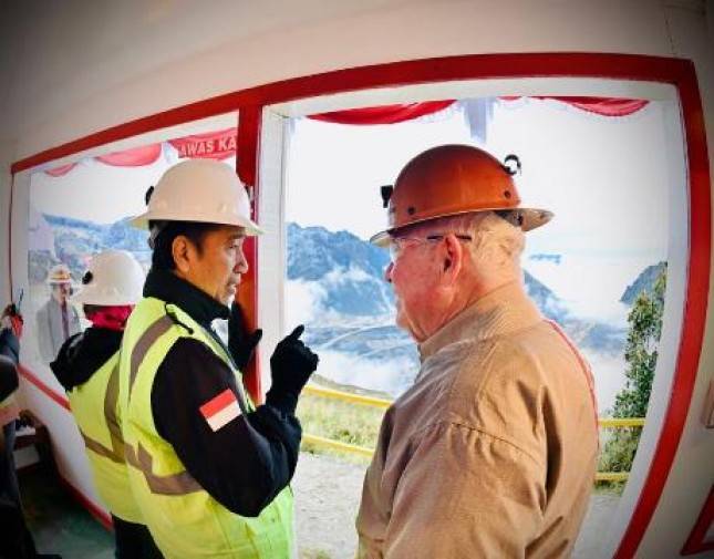 Presiden  Jokowi Melihat Sejarah Pertambangan PT. Freeport Indonesia  di Grasberg