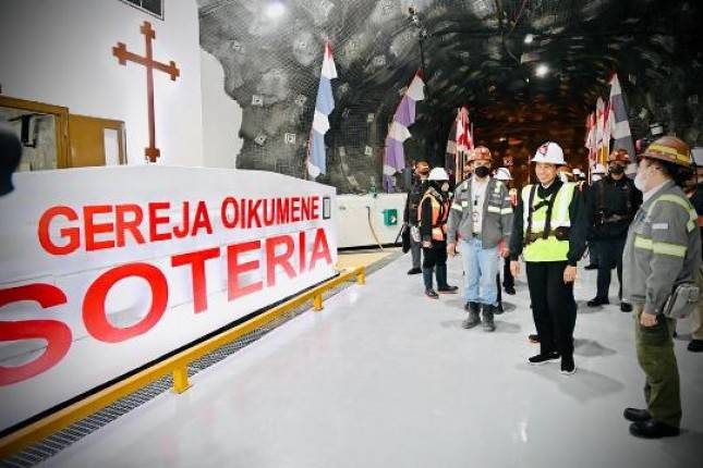 Presiden  Jokowi Kunjungi Rumah Ibadah Bawah Tanah di Papua