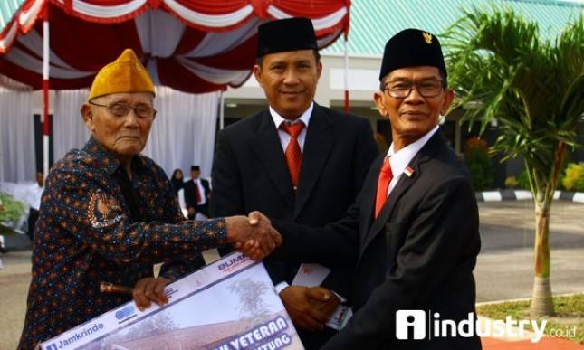 Perum Jamkrindo Bedah Rumah Veteran di Pemali Bangka