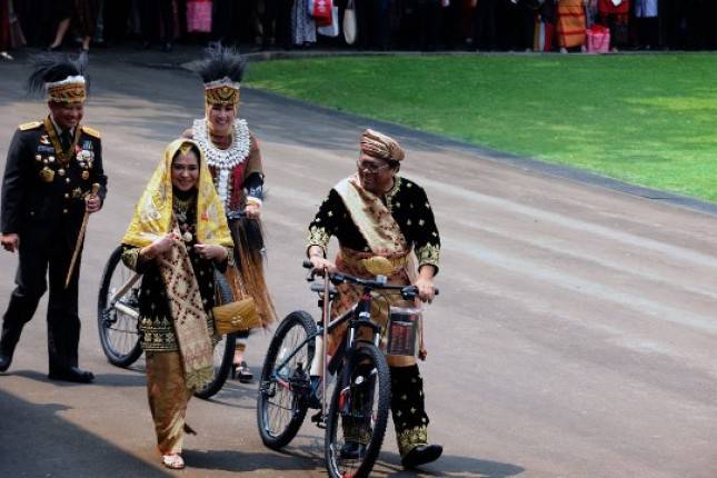 Pemakai Baju Adat Terbaik Dapat Hadiah Sepeda