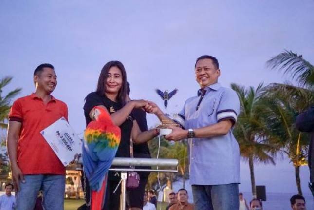 Ketua MPR RI Gelar Lomba Fun Free Fly Burung Paruh Bengkok di Bali