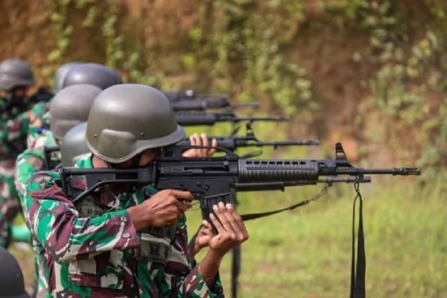 Prajurit Menart 3 Marinir Sorong Tingkatkan Kemampuan Menembak