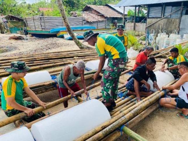 Satgas Yonarmed 1 Kostrad Ambon  Peduli Nelayan Bantu Warga Negeri Abubu Buat Sero 