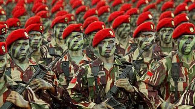 Prajurit Kopassus dan Marinir Unjuk Ketangkasan di Hadapan Sultan Brunei