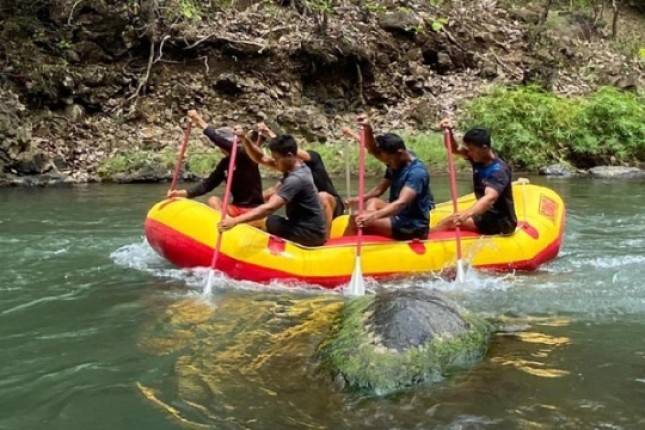 Prajurit Yonif 5 Marinir Probolinggo Perdalam Kemampuan Dayung Rafting