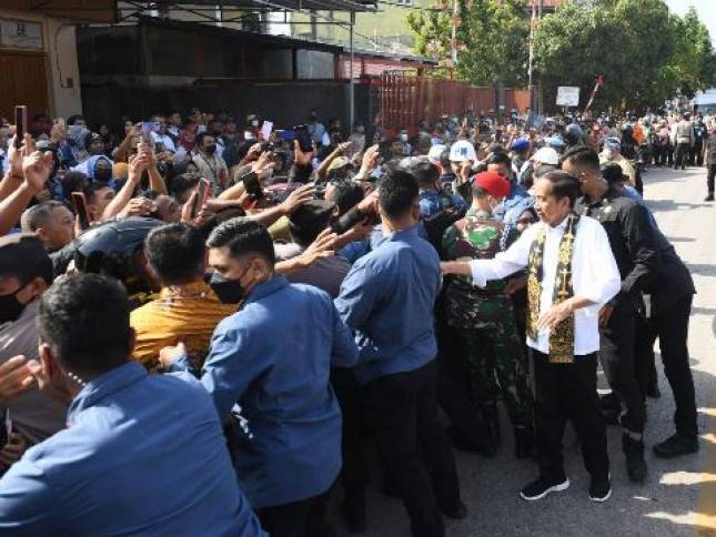 Presiden Jokowi Tinjau Penyaluran Bantuan Pemerintah di Kota Baubau 