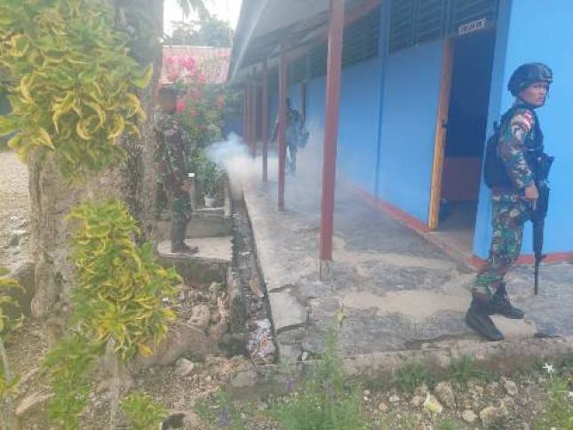 Satgas Yonif 126/KC Laksanakan Fogging Keliling Kampung di Wilayah Perbatasan Papua