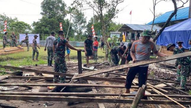 Sambut HUT TNI Ke-77, Satgas Yonif Raider 600 Modang Laksanakan Karya Bakti di Kabupaten Mappi