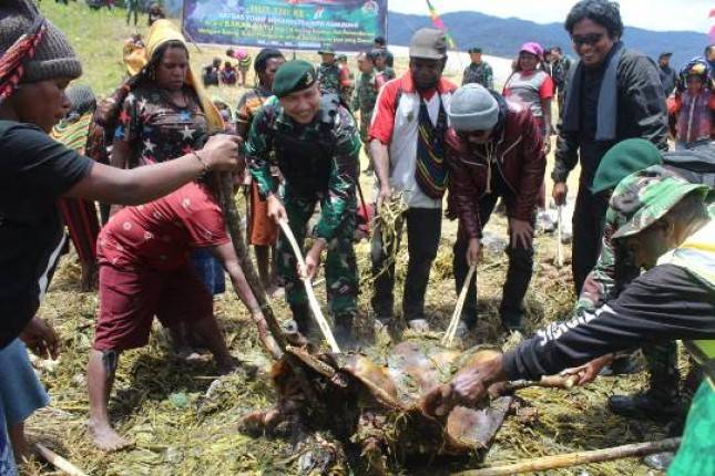 Meriahkan HUT TNI Ke-77 di Lanny Jaya, Satgas Yonif Mekanis 203AK Adakan Acara Bakar Batu