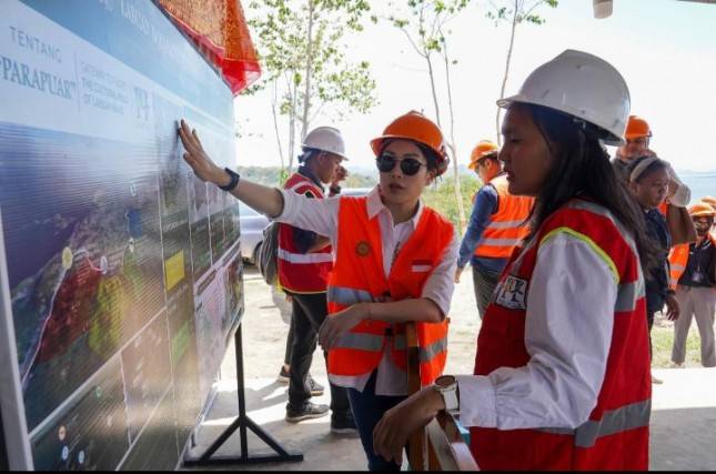 Tinjau View Point di Labuan Bajo, Wamenparekraf Angela Ajak Pemda dan Stakeholders Pariwisata Kembangkan Sektor Pariwisata yang Inovatif