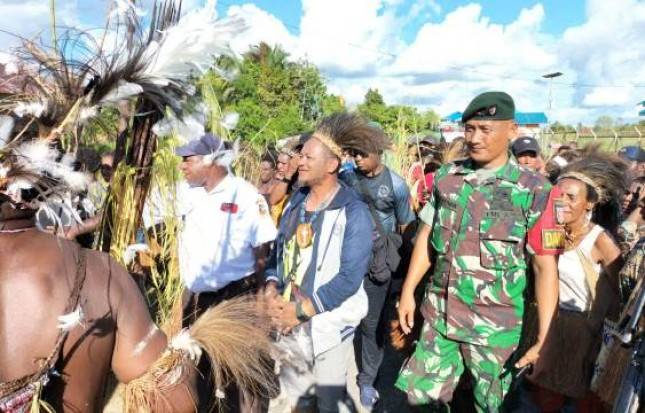 Satgas Yonif Raider 600 Modang Bangun Taman Bermain Anak-Anak di Kampung Senggo
