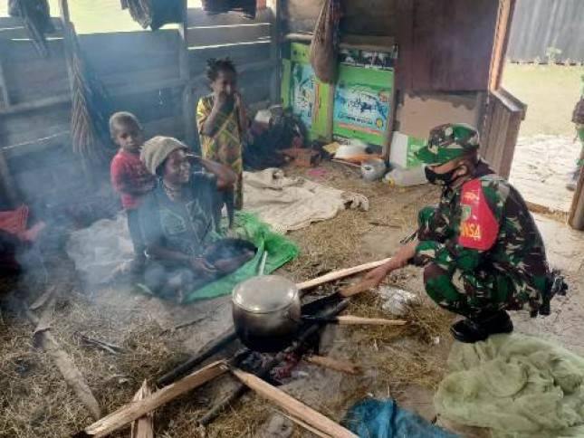 Babinsa Koramil 1714-02Ilu Blusukan Masuk Dapur Guna Menjalin Hubungan Baik Dengan Masyarakat Binaan