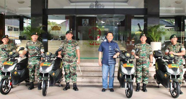 Ketua MPR RI Serahkan Bantuan 10 motor listrik Bike Smart Elektrik kepada Pangkostrad