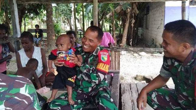 Danramil 1710-07Mapurujaya Jenguk Dua Anak Asuh di Wilayah Binaan