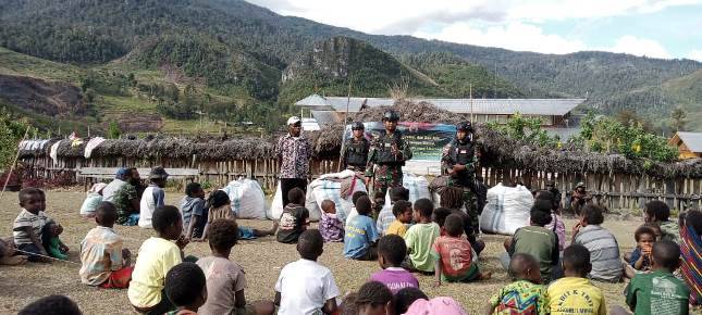 Wujud Kepedulian Satgas Yonif Mekanis 203AK untuk Masyarakat Distrik Malagayneri