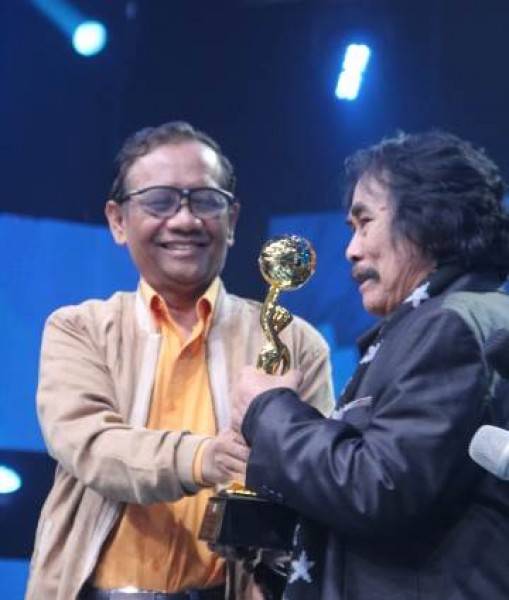 H Jaja Miharja Mendapat Kado Istimewa Penghargaan Lifetime Achievement Indonesia Dangdut Awards 2022