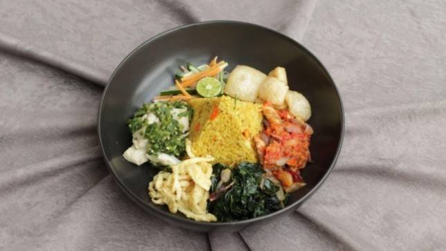 HK Realtindo Bersama Harper MT Haryono Menghadirkan Menu Nasi Mengkudu Cita Rasa Indonesia