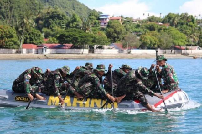 Prajurit Petarung Yonmarhanlan X Tingkatkan Ketangkangkasan Dayung Perahu Karet
