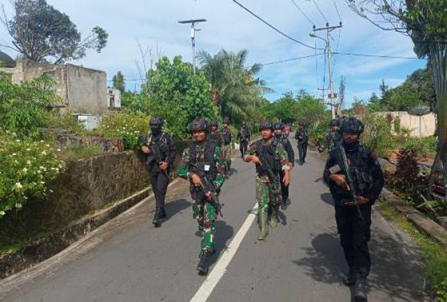 Satgas Yonarmed 1 Kostrad Gandeng Satgas Aman Nusa Brimob Laksanakan Patroli Gabungan di Negeri Kariu