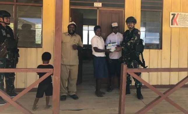Satgas Yonif Mekanis 203AK Dukung Kemajuan Sektor Pendidikan di Pegunungan Tengah