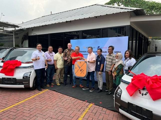 Semarak Program STAR SERU, KB Bukopin Serahkan 4 Unit Mobil Listrik ke Nasabah