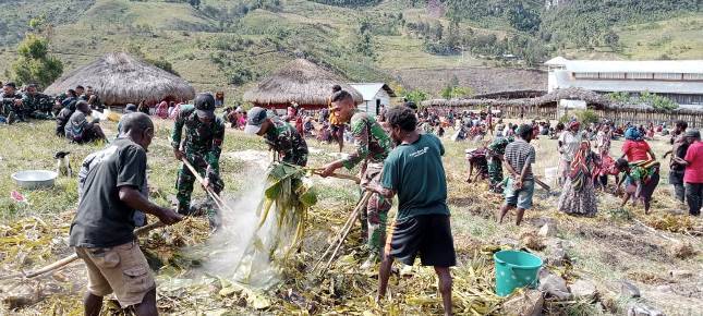 Satgas Yonif Mekanis 203 AK Adakan Acara Bakar Batu Bersama Masyarakat Malagayneri