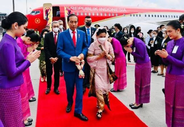 Presiden Jokowi dan Ibu Iriana Tiba di Bangkok Hadiri KTT APEC