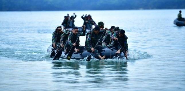 Prajurit Menkav 2 Marinir Dayung Tembus Gelombang Pantai Tamban Malang