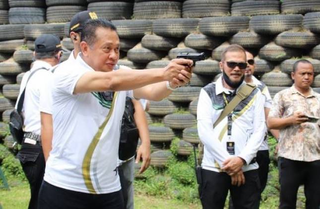 Ketua MPR RI Tingkatkan Ketrampilan Menembak 