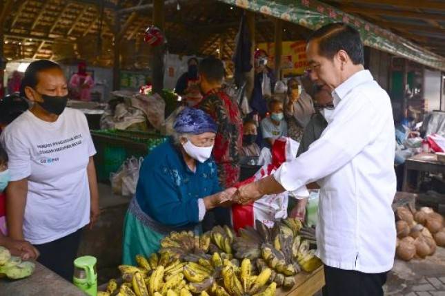 Presiden Jokowi Bagikan BLT dan Cek Harga Komoditas di Pasar Colomadu