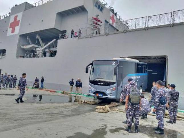 KRI dr. Soeharso (SHS)-990 Tiba di Dermaga Tidore Sukseskan Sail Tidore 2022