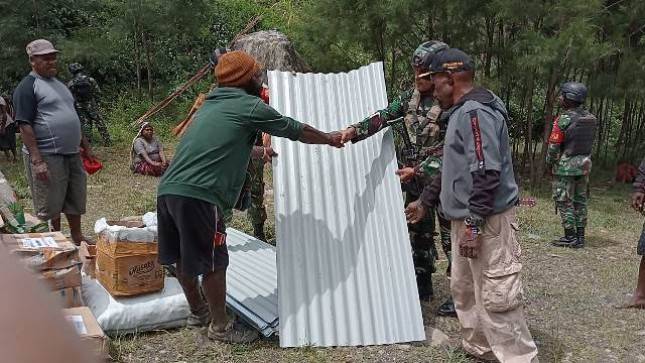 Dandim 1714 Puncak Jaya Beri Bantuan 100 Lembar Seng Untuk Pembangunan Honai di Kampung Timobut