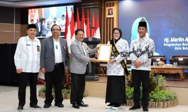 Dikukuhkan Sebagai Bunda Literasi Kota Batam, Wagub Kepulauan Riau Marlin Agustina Bertekad Kembangkan Literasi