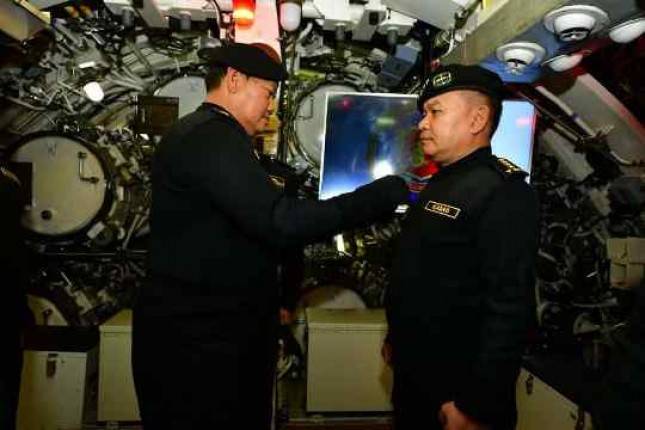 KASAD Jenderal TNI Dudung Abdurachman Terima Brevet Hiu Kencana Sebagai Warga Kehormatan Kapal Selam TNI AL