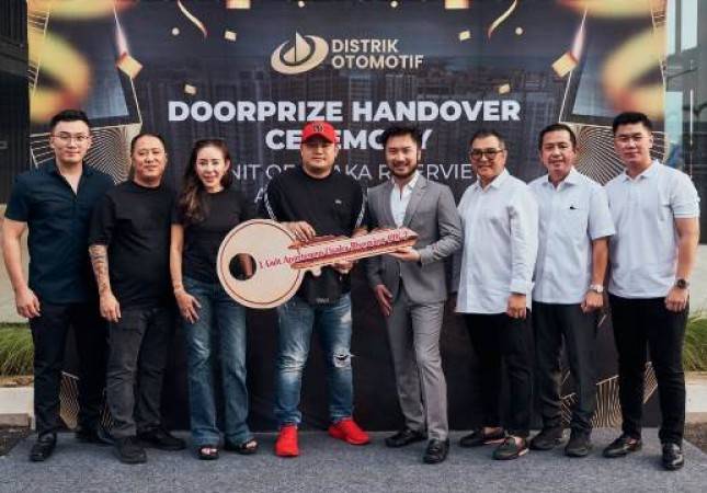 Pengusaha Rudy Salim Serahkan Apartemen Osaka Riverview Kepada Pemenang Giveaway Distrik Otimotif PIK 2