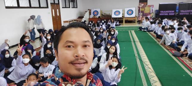 Pemusik Leon Travis Menolak Bullying di Hari Guru Nasional 2022