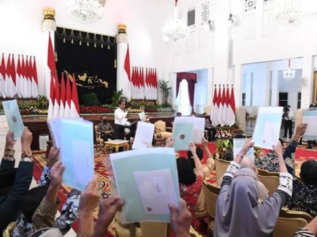 Presiden Jokowi Serahkan 1,5 Juta Sertifikat Hak Atas Tanah