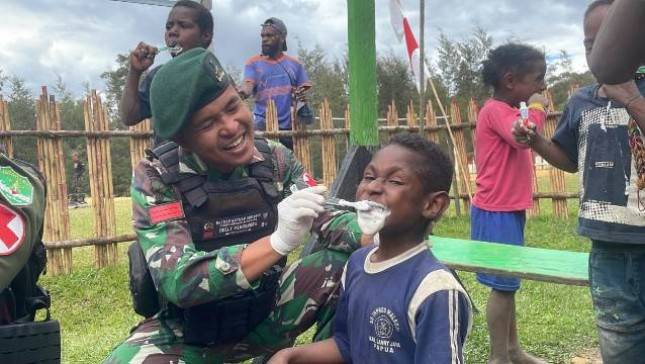 Satgas Yonif Mekanis 203 AK Adakan Sosialisasi Sikat Gigi 