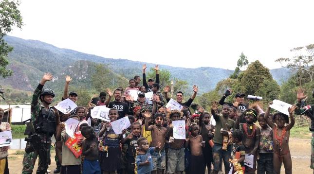 Satgas Yonif Mekanis 203 AK Jalin Keceriaan Beersama Anak Anak