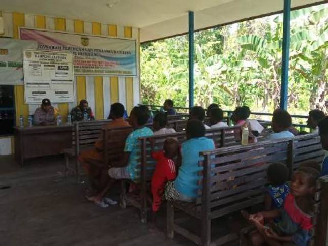 Babinsa Koramil 1710-01 Kokonao Dampingi Kegiatan Monitoring Program Kerja Distrik
