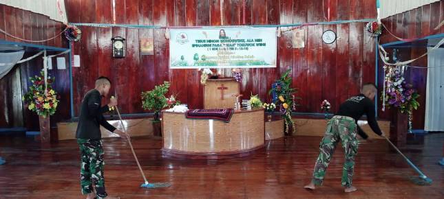 Sambut Natal, Satgas Yonif Mekanis 203 AK Jaga Kebersihan Gereja Bersama Masyarakat