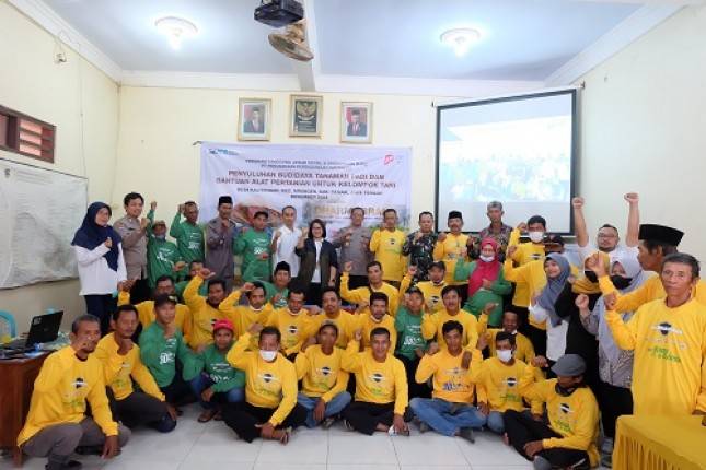 Sesuai Arahan Menteri Erick! PPI Kembali Gelar Demspray, Penyuluhan Budidaya Padi, dan Serahkan Bantuan Sarana Produksi Pertanian untuk Petani Demak