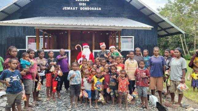 Kodim 1714 Puncak Jaya Bagikan 250 Bingkisan Natal untuk Anak-Anak