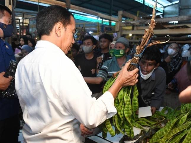 Sambut Nataru, Presiden Jokowi Cek Harga di Pasar Cigombong Bogor