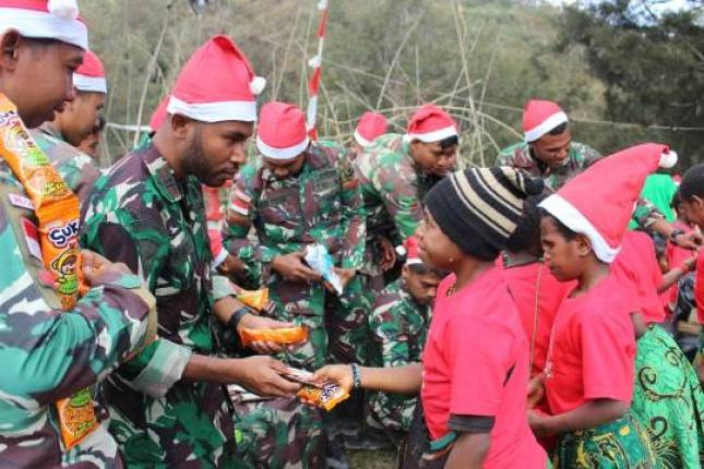 Satgas Yonif Mekanis 203AK Rayakan Natal Bersama Masyarakat Desa Tima