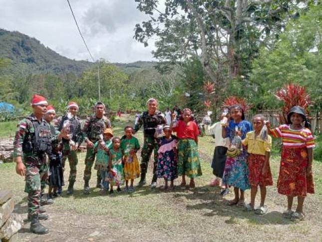 Satgas Yonif Raider 142 KJ Keliling Kampung Distrik Kelila